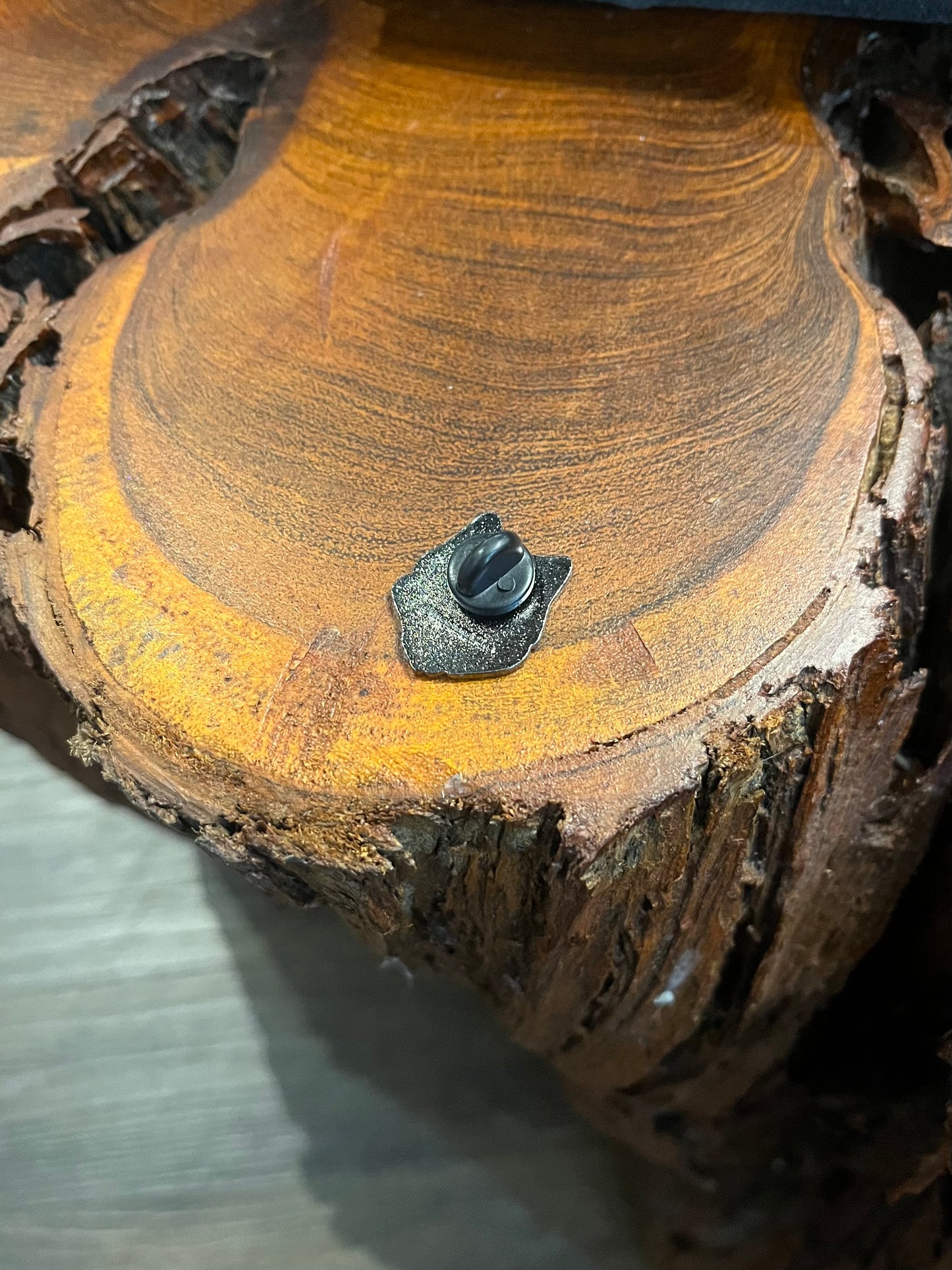 Pin metálico de Lobo Corp