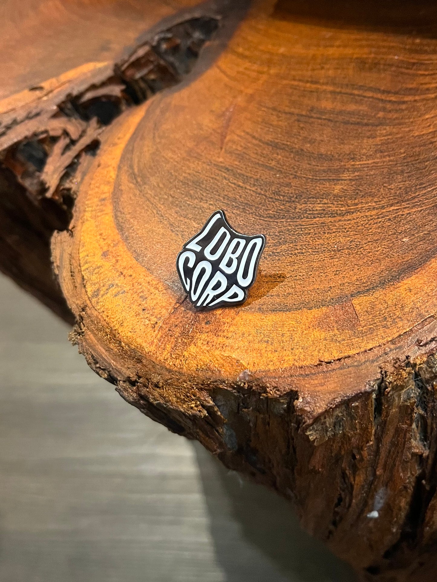 Pin metálico de Lobo Corp